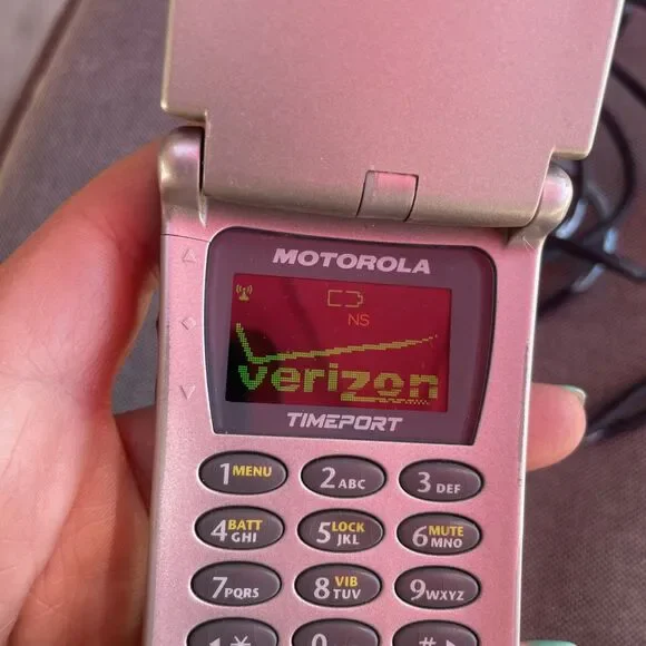 Vintage Motorola Silver TIMEPORT P8767 Flip Cell Phone - Y2K - Picture 7 of 9